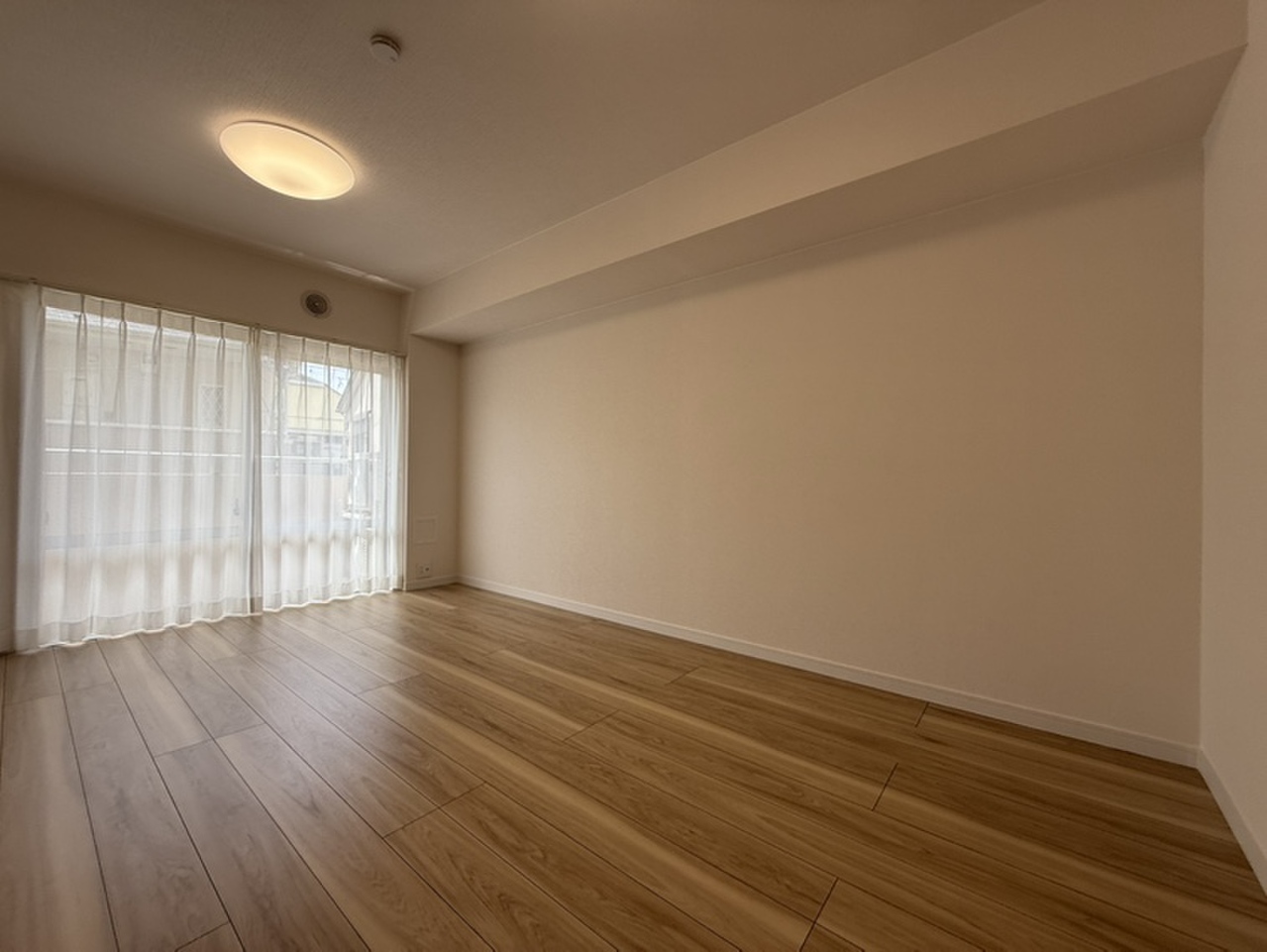 【LD/約8.7帖】南向きバルコニーに面し、明るい陽光が差し込むLD。2026年1月内装リフォーム済みにつき、気持ちよく新生活がスタートできます。