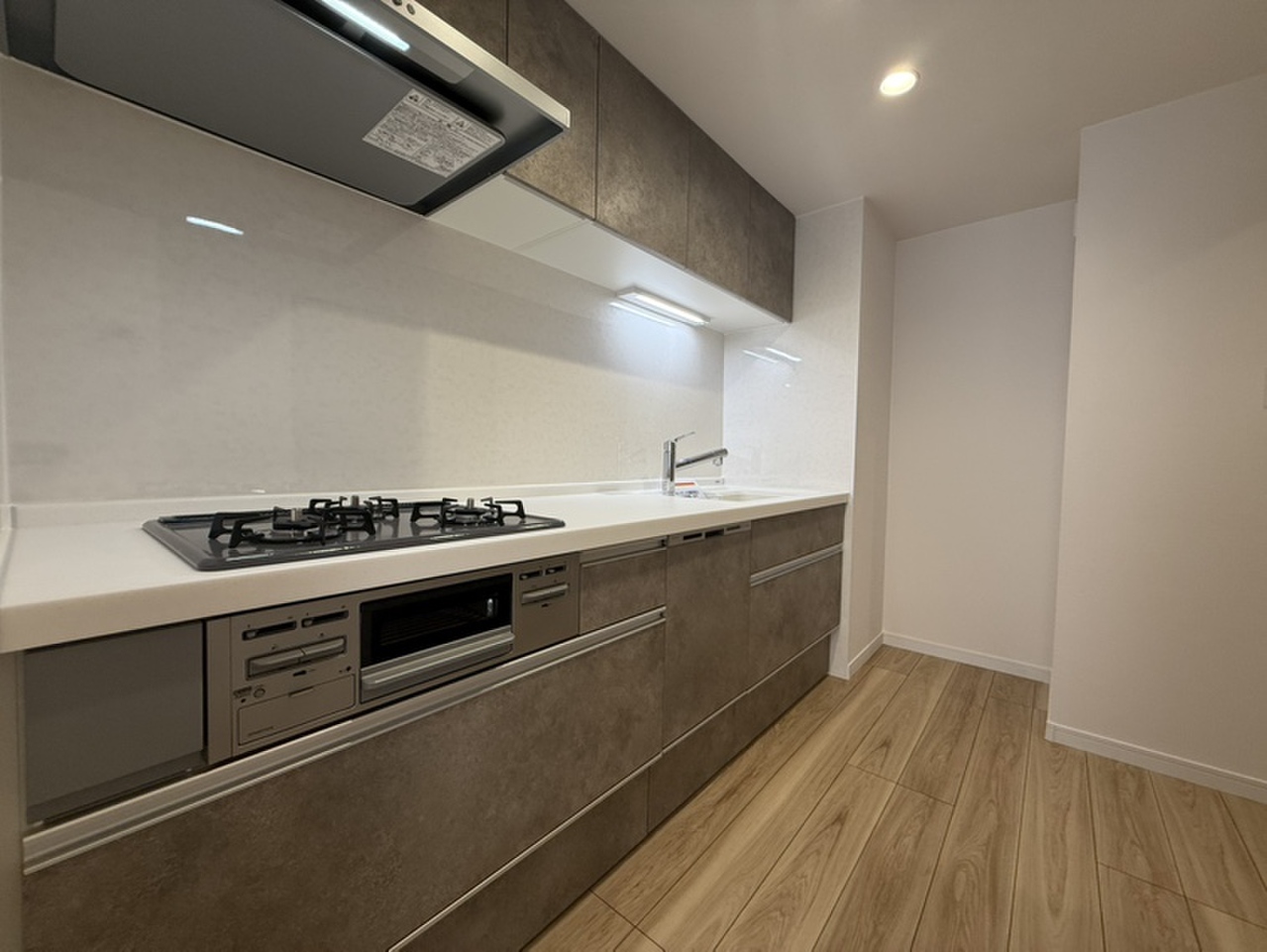 【キッチン/約3.5帖】作業に集中しやすい壁付けタイプ。家事の時短が叶う、食洗機が搭載されています。ご家族と過ごす時間を増やすことができそうです。