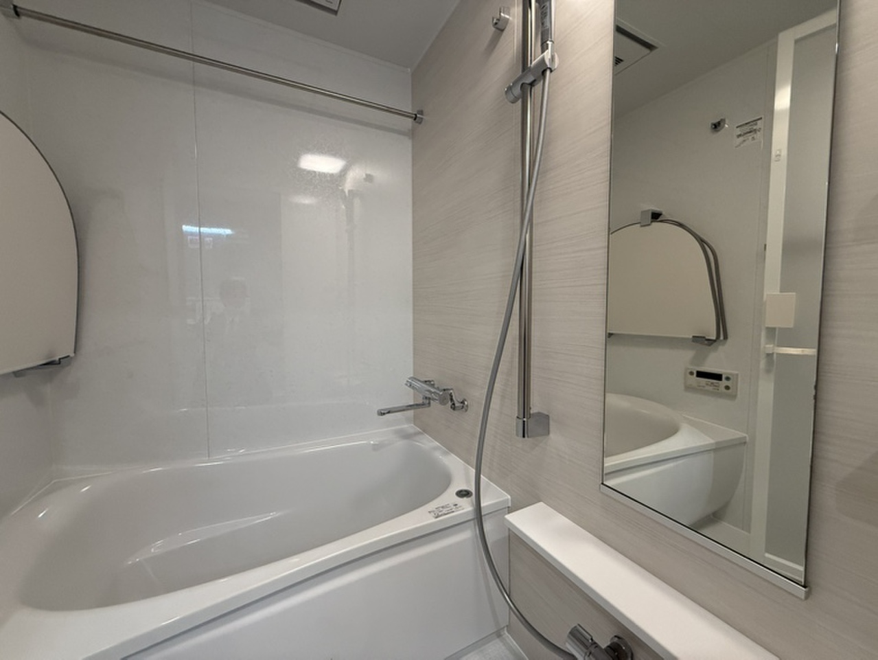 【浴室】1日の疲れを癒してくれる清潔感のある浴室。浴室乾燥機が備わっており、季節や天候を問わずに洗濯物を乾かすことができて便利です。