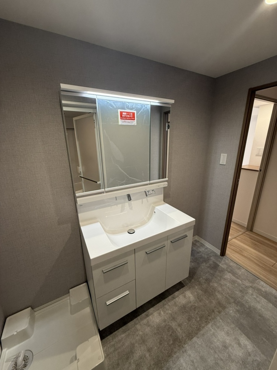 【洗面室】身支度に便利な3面鏡付きの洗面化粧台。鏡の裏とボウルの下に収納が設けられているので、ドライヤーや化粧品類が片付きます。