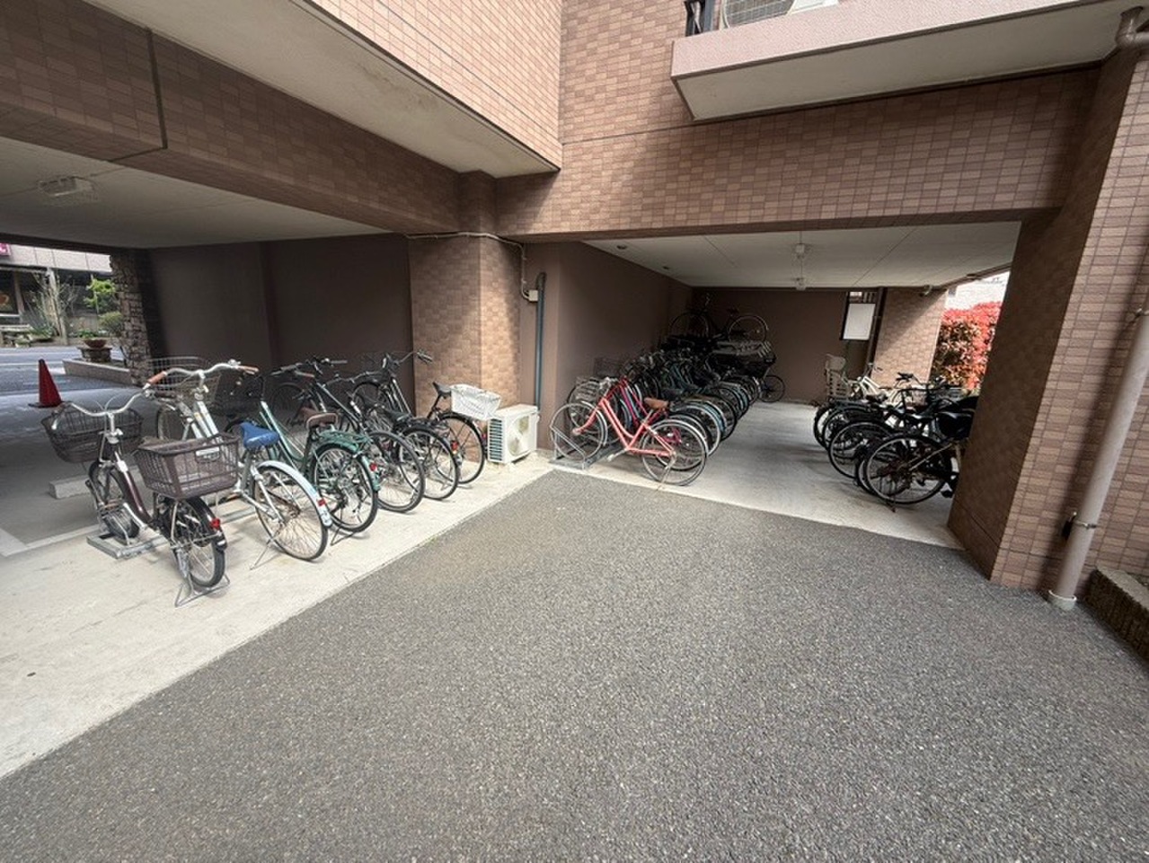 【駐輪場】自転車同士の接触による転倒リスクが軽減される、ラック付きの駐輪場が設置されています。隣の自転車と一定の距離が保たれるので、出し入れがスムーズにできます。※区画定め無、シール代150円