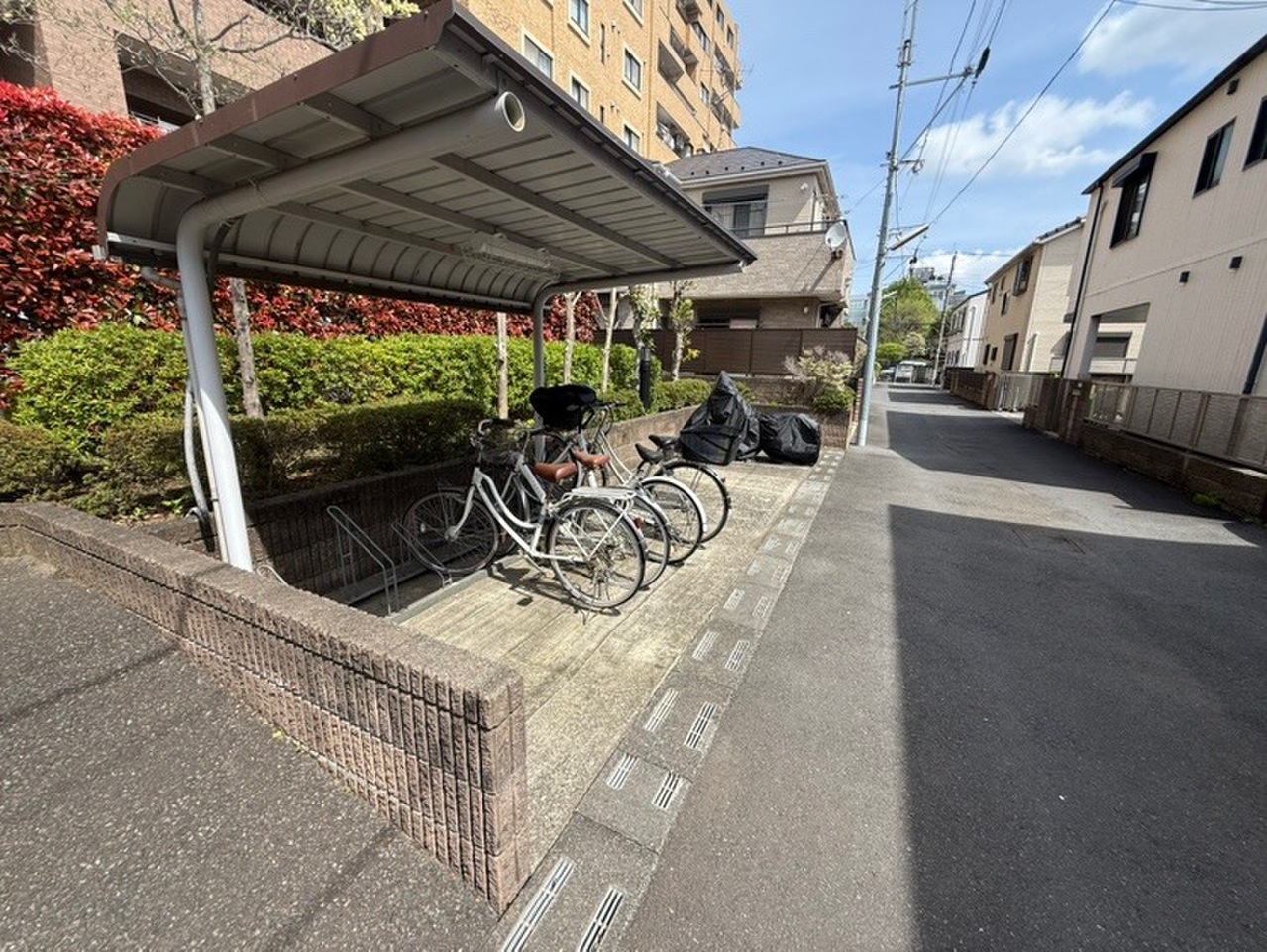 【駐輪場・バイク置場】屋根が付いているので、雨の日も乗り降りがしやすそうです。最新の空き状況や使用料はお問い合わせください。