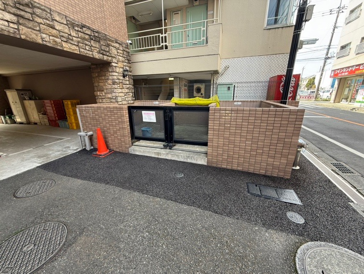 【共用ゴミ置き場】外からゴミが見えないよう囲いがあるので、マンションの外観がきれいに保たれます。