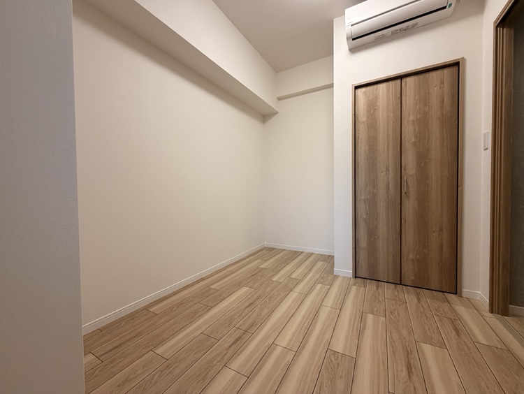 【洋室/約3.7帖】廊下より出入り可能な、独立したお部屋。プライベートタイムが充実しそうです。様々なテイストのインテリアと調和しやすい、シンプルな内装が施されています。