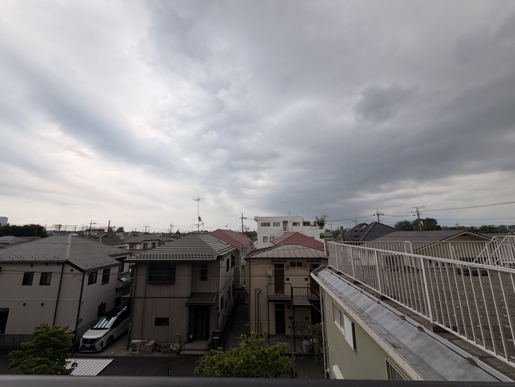 【住戸からの眺望】バルコニーへ出て外気に触れたり、景色を眺めることで、在宅時のリフレッシュに繋がります。※眺望は将来に渡って保証するものではありません。
