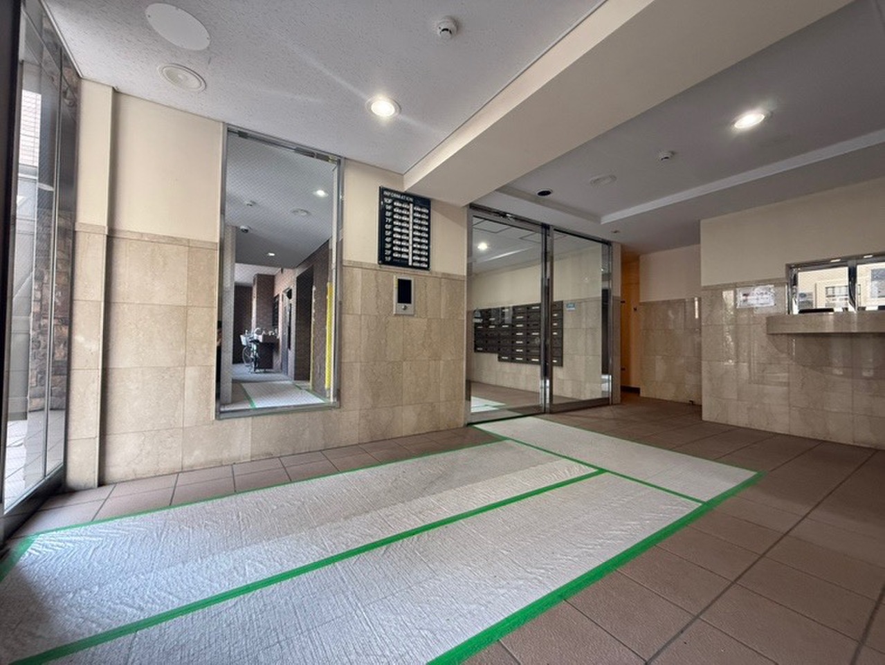 【エントランス】明るい色合いを基調としたエントランス。防犯カメラやオートロックが備えられており、セキュリティ面に配慮されたマンションです。