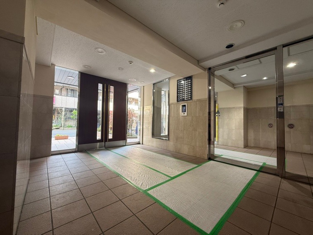 【エントランス】自動ドアや壁面など、ガラスが随所に用いられたエントランス。自然光が差し込み、明るく開放感のある空間を演出しています。