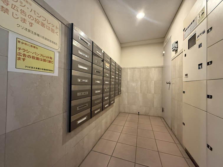 【集合ポスト】共用部で一括受取ができる集合ポスト。配達員が各戸の玄関まで行く必要がないため、部外者が建物内に入り込むリスクを減らせます。