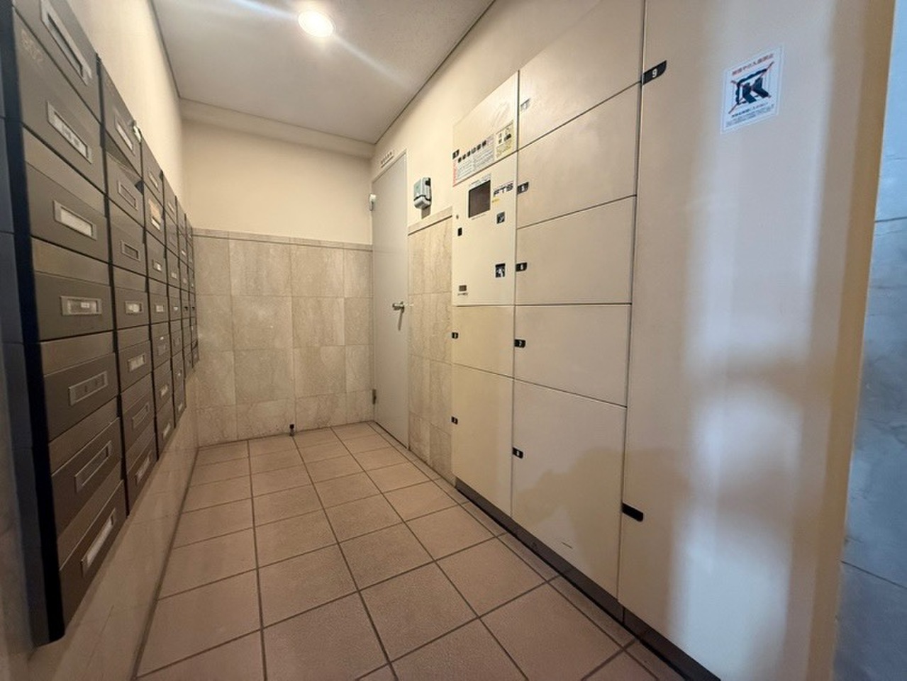 【宅配ボックス】不在時や非対面でも荷物を受け取ることができる、宅配ボックスが設置されています。再配達依頼の手間が省けて、気軽にネットショッピングを楽しめます。