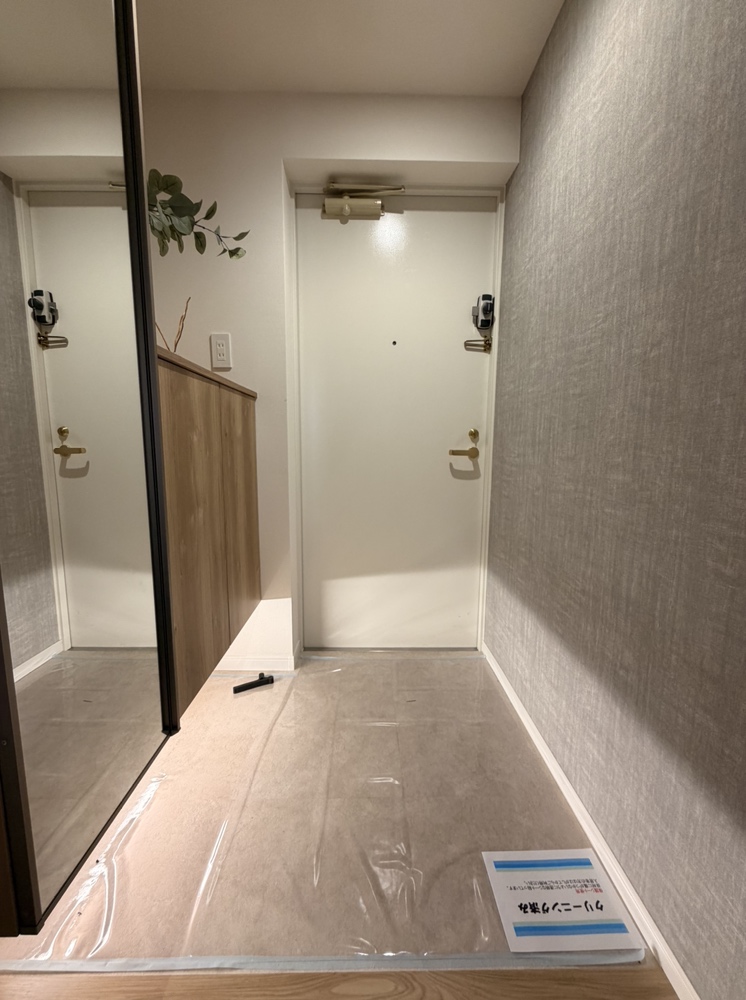 【玄関】シューズボックスはフロートタイプです。足元に普段使いの靴を置くことができ、玄関まわりがすっきりとした印象に。間接照明が施されており、洗練された空間を演出します。