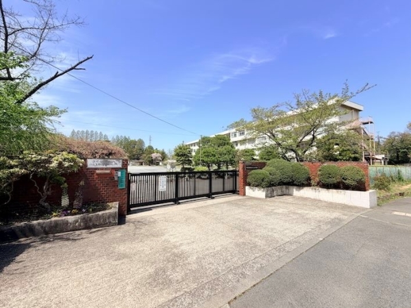 松が谷小学校まで徒歩1分（約70ｍ）