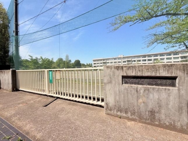 松が谷中学校まで徒歩3分（約240ｍ）