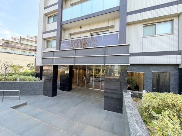 スロープ付きのメインエントランス