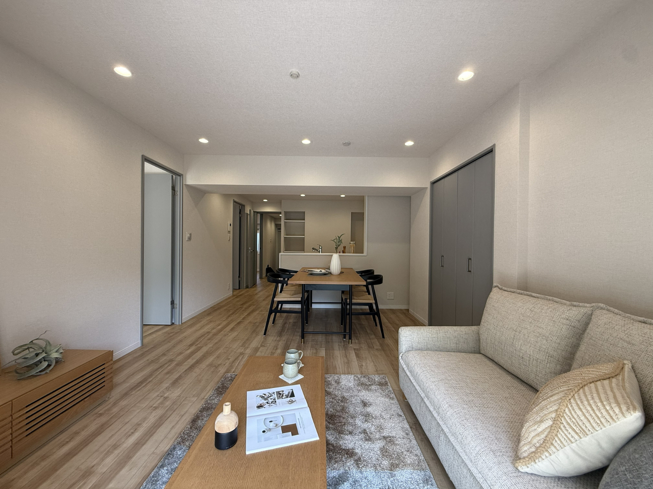 【ライオンズマンション三鷹】暮らしのメインとなるLDKは約14帖の広さ。階下を気にせず過ごせる1階住戸で、小さなお子様のいるご家庭にもおすすめです。