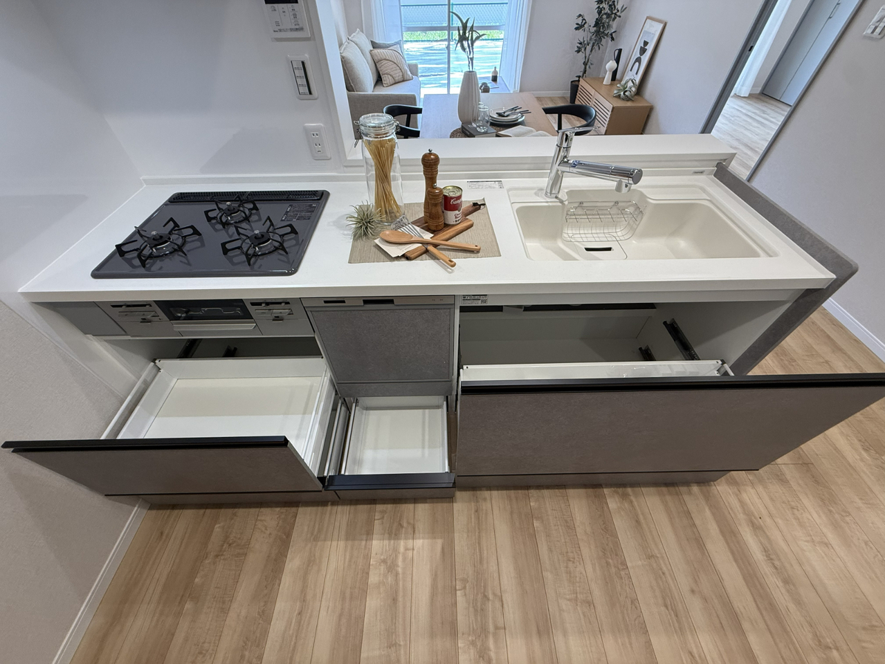 【キッチン】落ち着いた色合いのシステムキッチン。カウンター下収納は、スライド式ですので、奥にしまった大型の鍋類などが取り出しやすい仕様です。