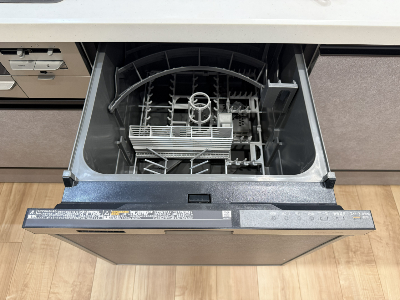 【食器洗乾燥機】キッチンには食器洗乾燥機が備えられています。使用後の食器や調理器具を手軽に洗え、便利です。ビルトインタイプのため、見た目がすっきりし、置き場所を取りません。