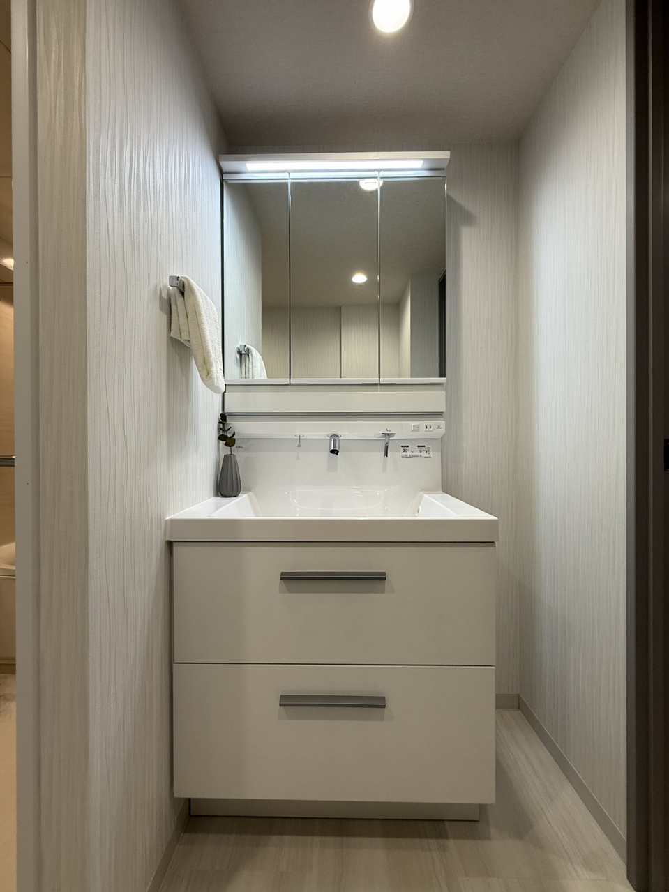 【洗面化粧台】身支度の際に重宝する三面鏡タイプの洗面化粧台です。鏡裏・洗面ボウル下に収納スペースがあり、洗面用品や化粧品、ストック類などを整理できます。