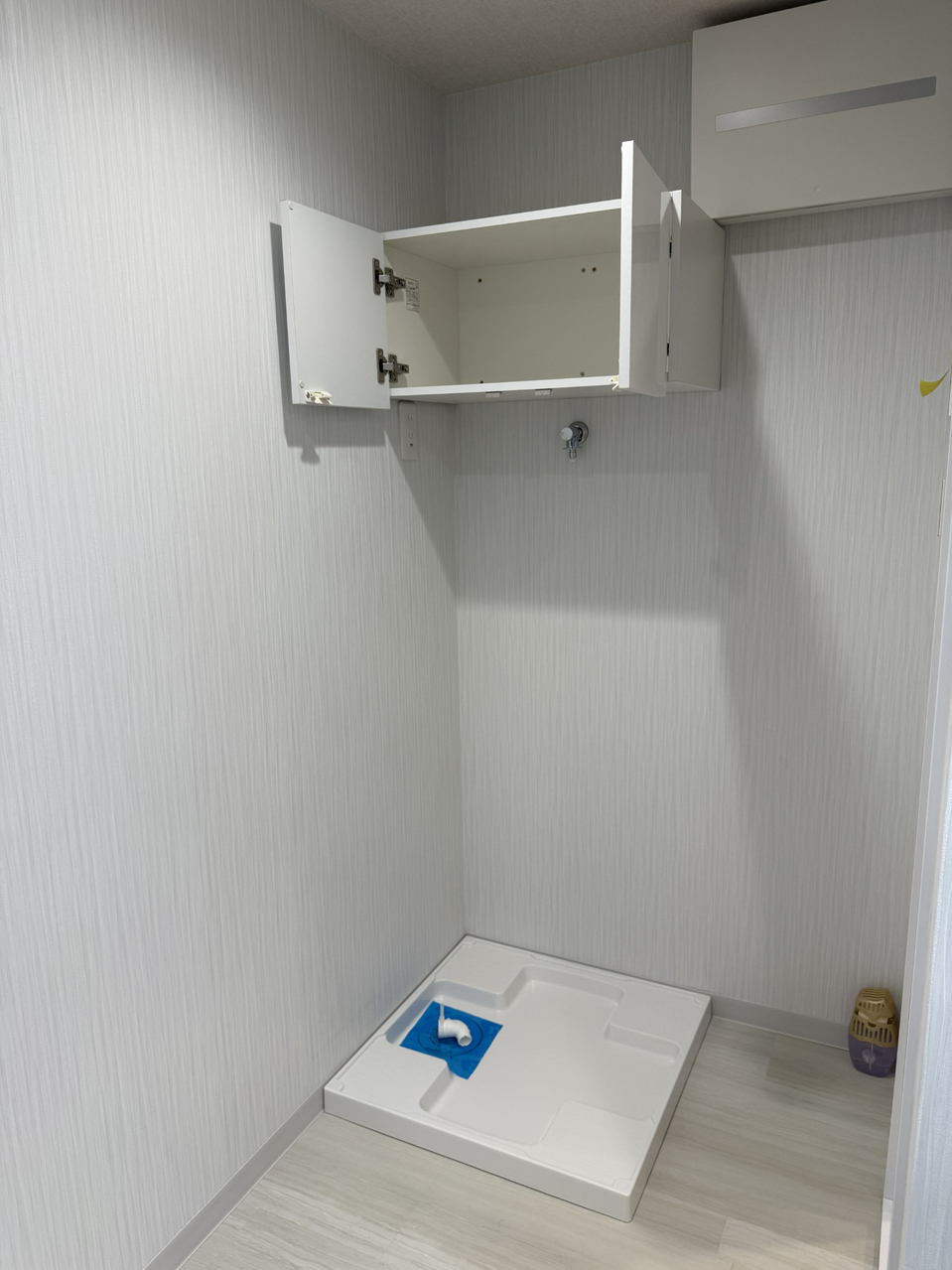 【洗面所】洗濯機用防水パンが設置されています。設置可能な洗濯機のサイズなどは現地でお確かめいただけます。タオルや洗剤などの収納に便利な吊戸棚付きです。