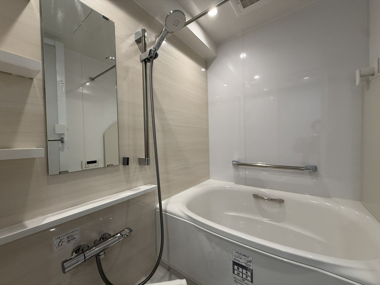 【浴室】1日の疲れをゆっくりと癒していただける浴室です。浴室換気暖房乾燥機が備わり、天候や時間帯に関係なく、洗濯物を乾かせます。