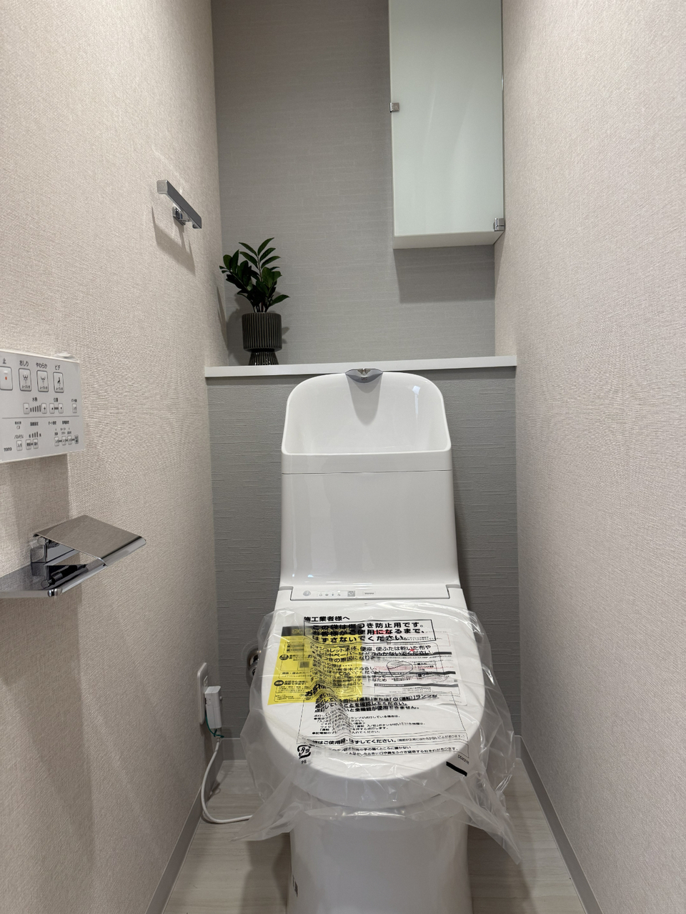 【トイレ】温水洗浄便座付きで、毎日快適に使用できます。リモコンは操作しやすい壁付けタイプ。手洗いタンク付きで、使用後すぐに手を洗うことができ衛生的です。