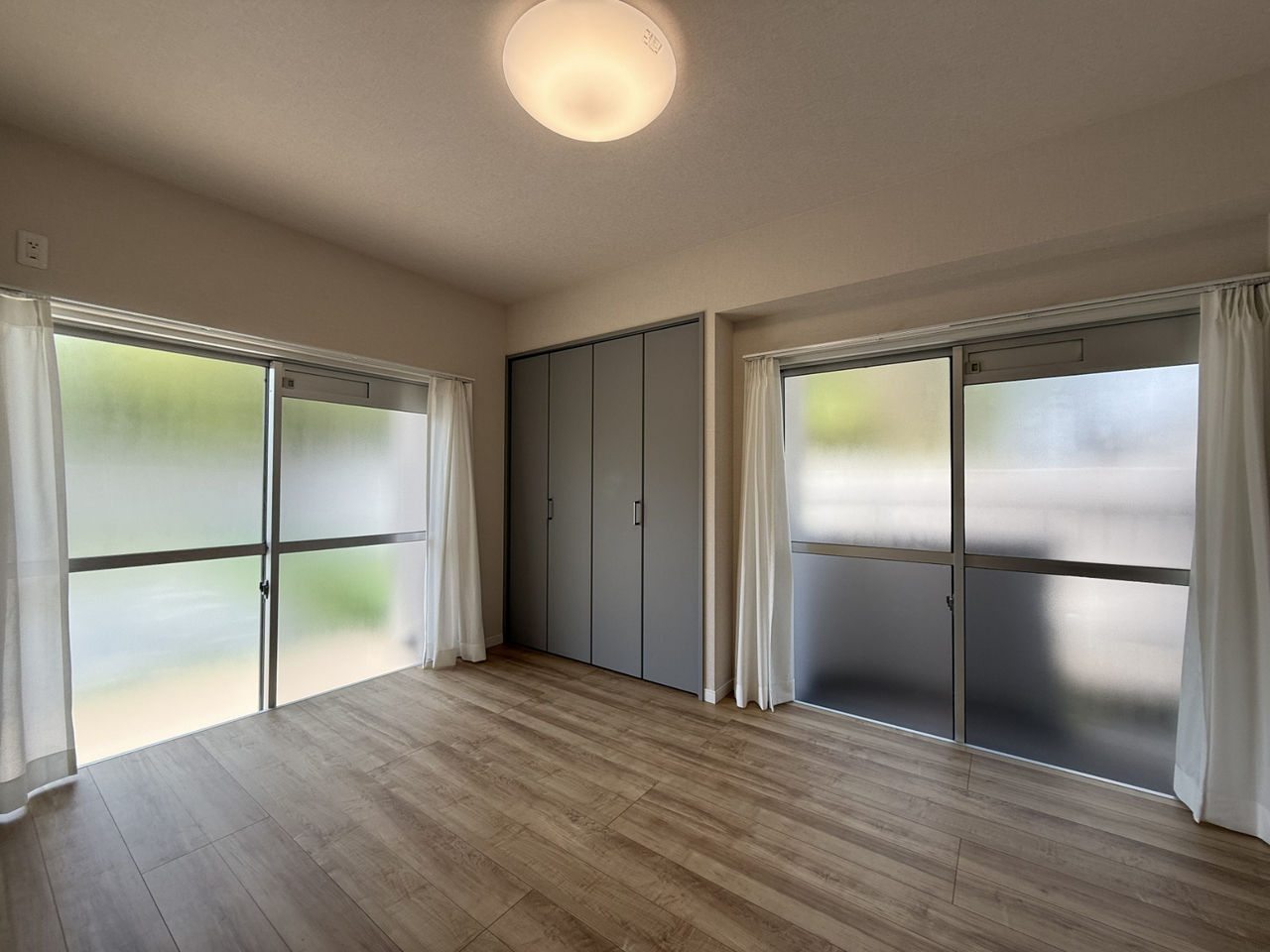 【洋室(約5.5帖)】2面採光につき、陽当り良好な洋室です。主寝室や子ども部屋、趣味の部屋など、ライフスタイルに合わせて多用途に活用可能です。