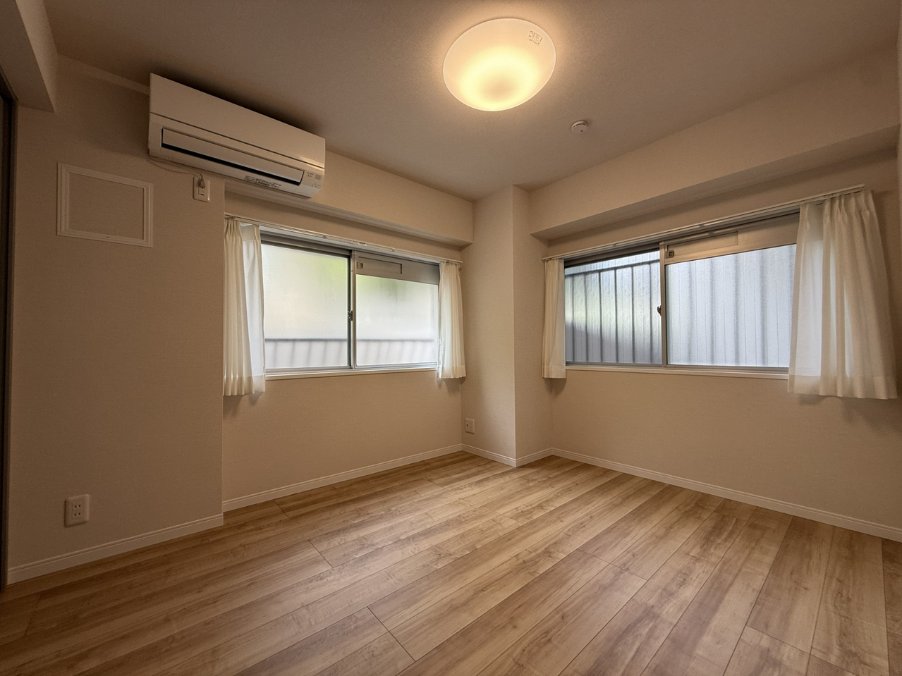 【洋室(約5帖・北側)】玄関から近く独立性の高い洋室です。エアコンが備わっているので、引っ越し後の初期費用を抑えることができます。暑い夏は、涼しいお部屋で快適にお過ごしいただけます。