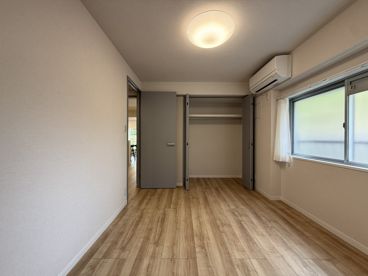 【洋室(約5帖)】収納力のあるクローゼット付き。収納家具を最低限に、住空間を広々と使うことができます。窓は腰高窓のため、家具を壁付けで配置しやすいです。