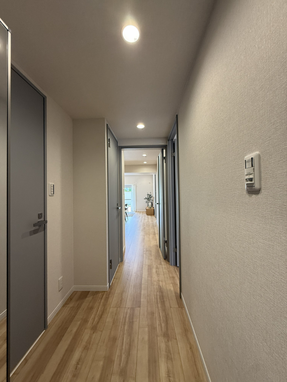 【廊下】水回りやLDKへと続く玄関廊下です。玄関のすぐそばに洗面室が配置されているため、帰宅時の手洗いがスムーズに行えます。