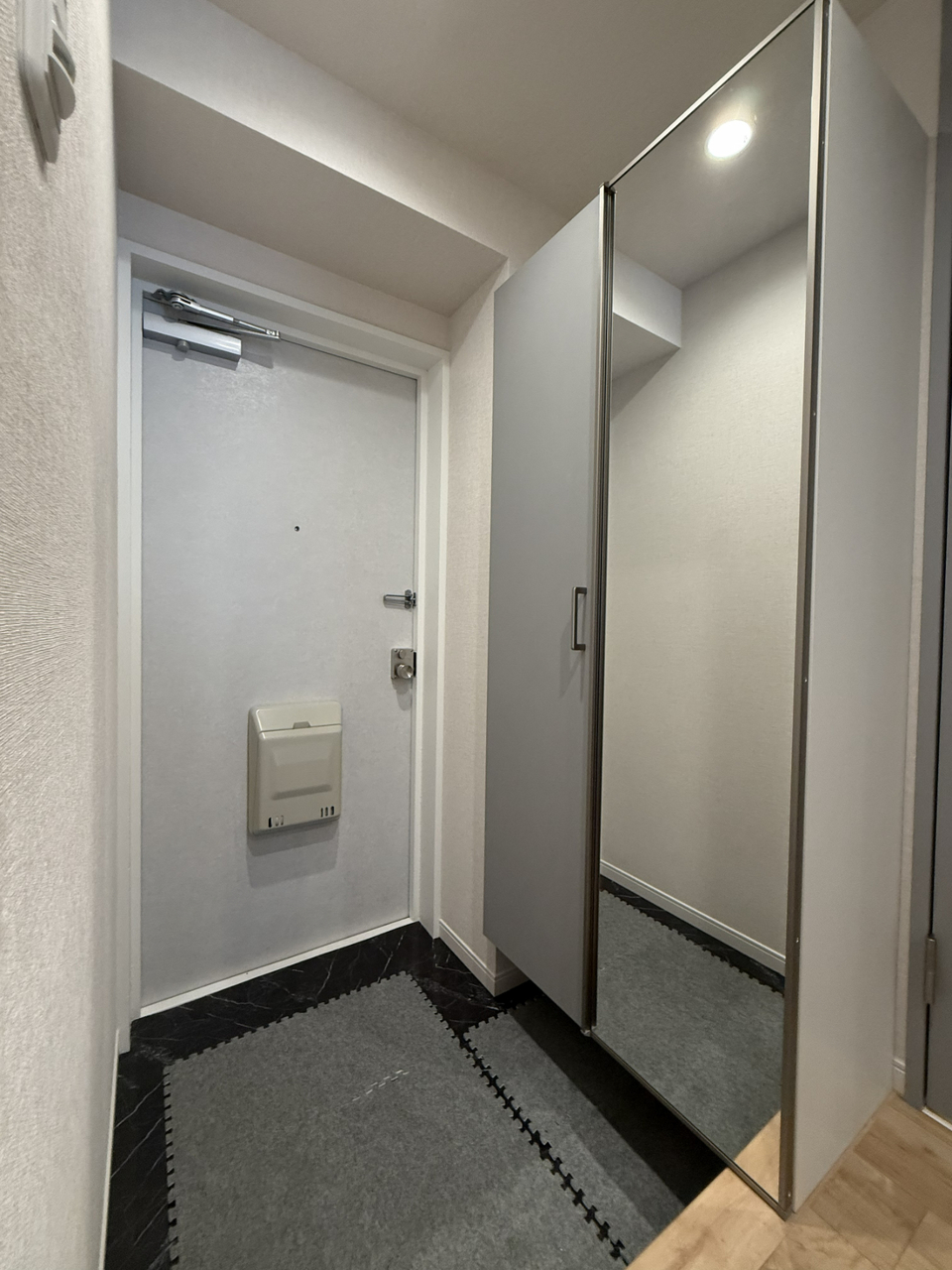 【玄関】シューズボックス付きですので、散らかりがちな玄関をすっきりと片付けることができます。外出前や来客時に重宝する姿見付きです。