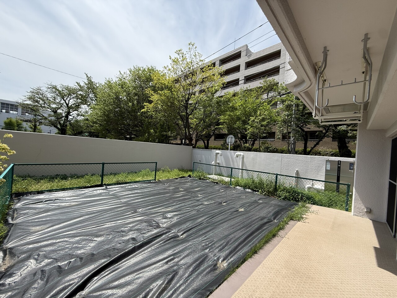 【専用庭】ガーデニングや家庭菜園、お子様のプール遊びなどを楽しむことができます。南向きで陽当りが良いため、布団や洗濯物の乾きにも期待できそうです。使用料無償。