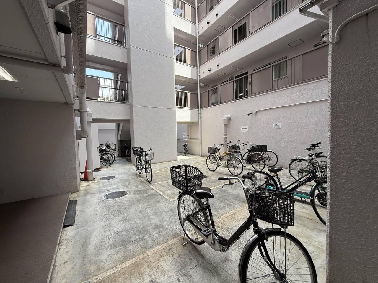 【駐輪場】マンション敷地内に駐輪場が設置されています。道路から見えにくい設計です。空き状況など、詳細はお気軽にお問い合わせください。