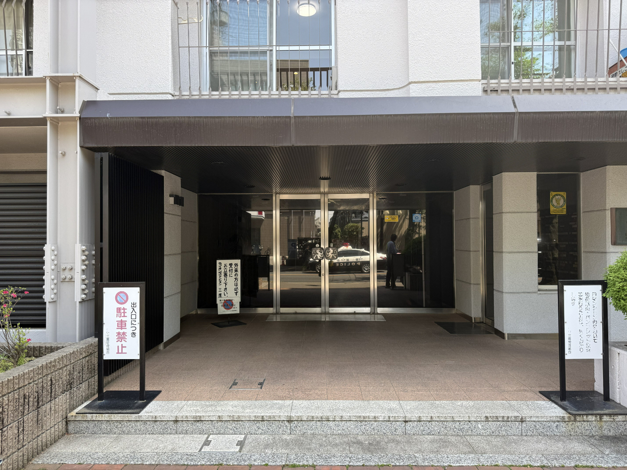 【外観写真】地上7階建て1階部分。専用庭付き「3LDK」の角住戸です。リノベーション済のため、水回りやクロス、床など清潔な状態で新生活をスタートいただけます。