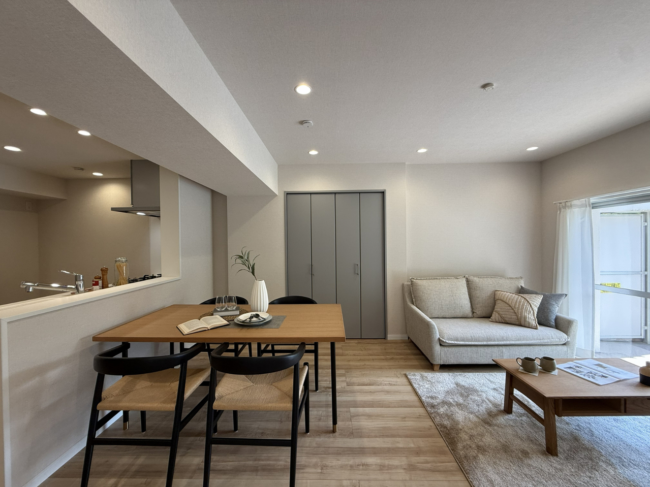 【LDK】リビングには、扉付きの収納が設けられています。ご家族共有の小物類や文具、書類などの保管に便利で、すっきりとしたリビングを保つことができそうです。