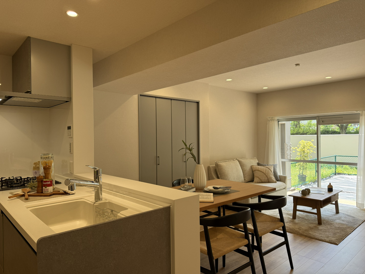 【LDK】リビング全体を見渡せる対面式キッチンが採用されています。キッチンカウンター前にダイニングテーブルを設置すると、配膳や片付けがスムーズに。