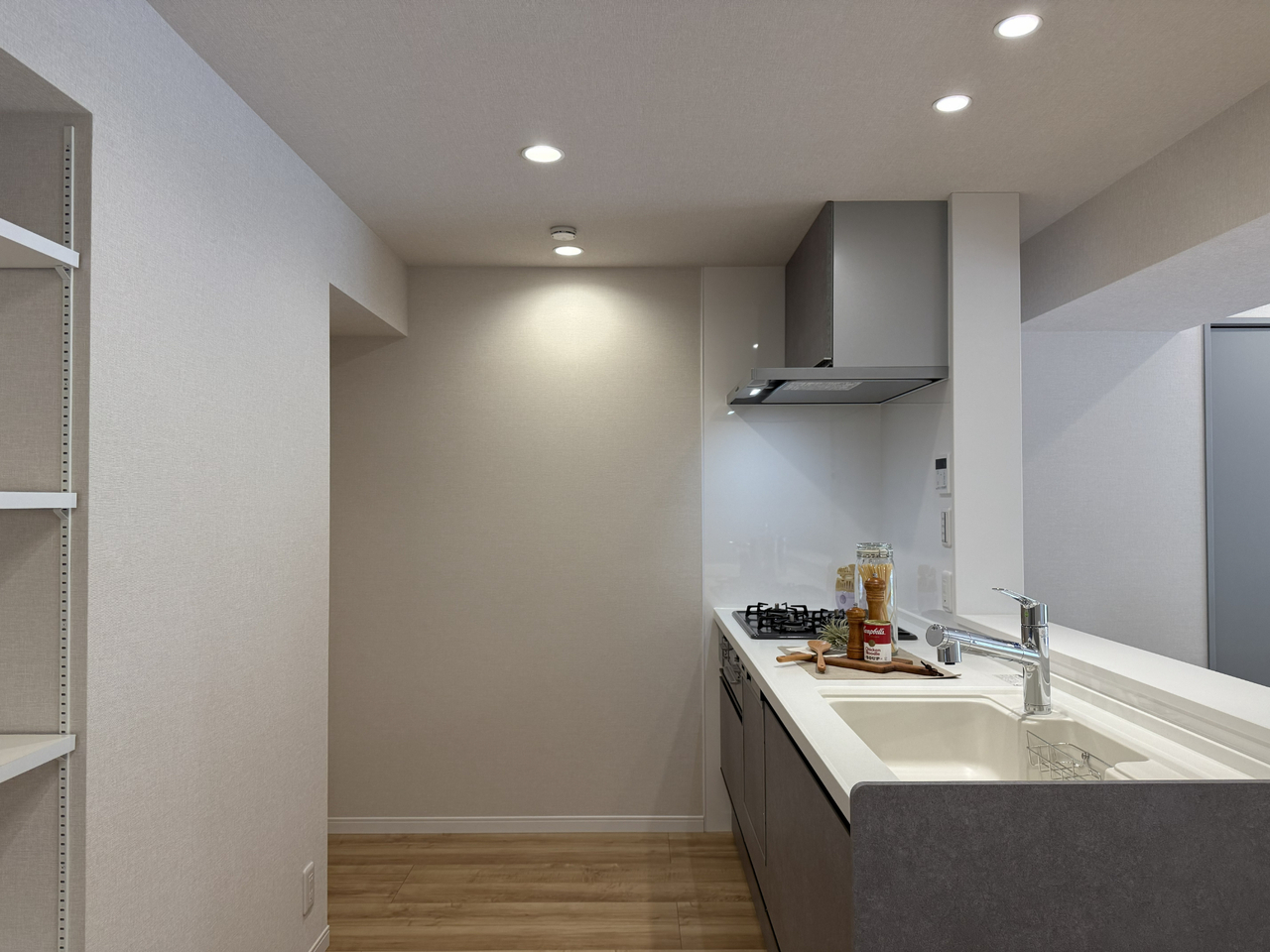 【キッチン】お子様やご夫婦と一緒に立てる広さのキッチンです。便利なグリル付き3口ガスコンロ&食器洗乾燥機付き。背面には、可動棚が設置されています。