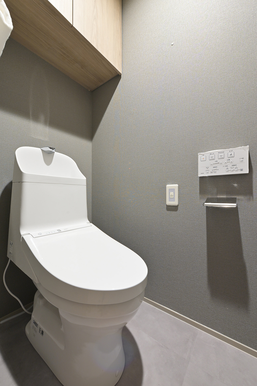【トイレ】温水洗浄便座付きのトイレです。年間を通して、快適に使うことができます。収納棚付きなので、トイレットペーパーや掃除用品などを整頓できます。