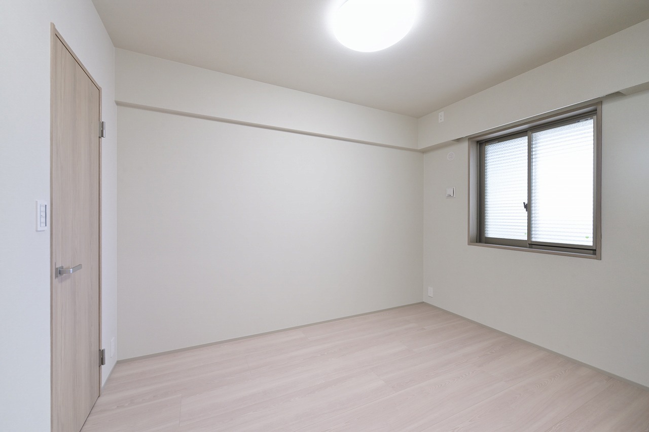 【洋室(約6.0帖)】採光部分は腰高窓なので、家具の配置がしやすく、壁面を活かしたレイアウトが可能です。衣類や季節家電などをすっきりと収納することができる、WIC付き。