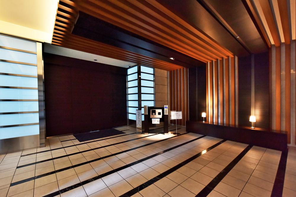 【エントランス】大切なペットと暮らせるマンション(細則あり)。コンシェルジュサービスを採用しており、日々の暮らしをサポートします。