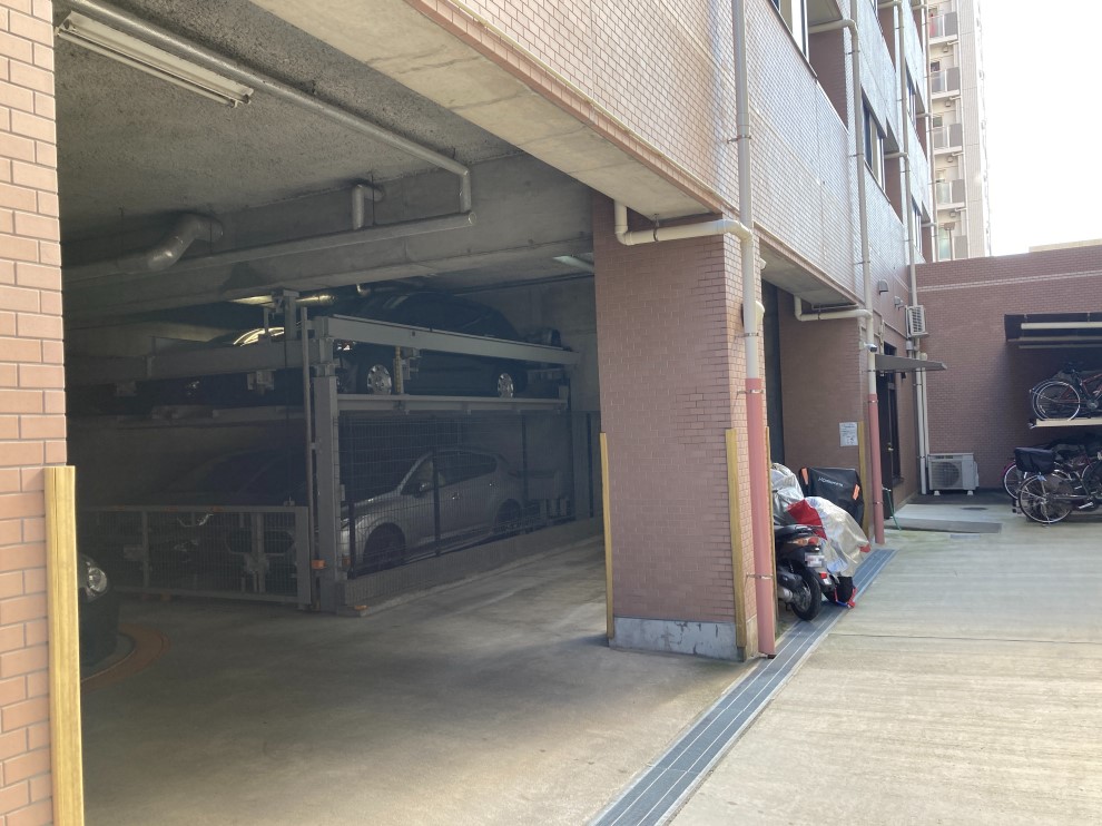 【駐車場】敷地内に設けられた機械式駐車場です。空き状況・利用料など、詳しくはお問い合わせください。