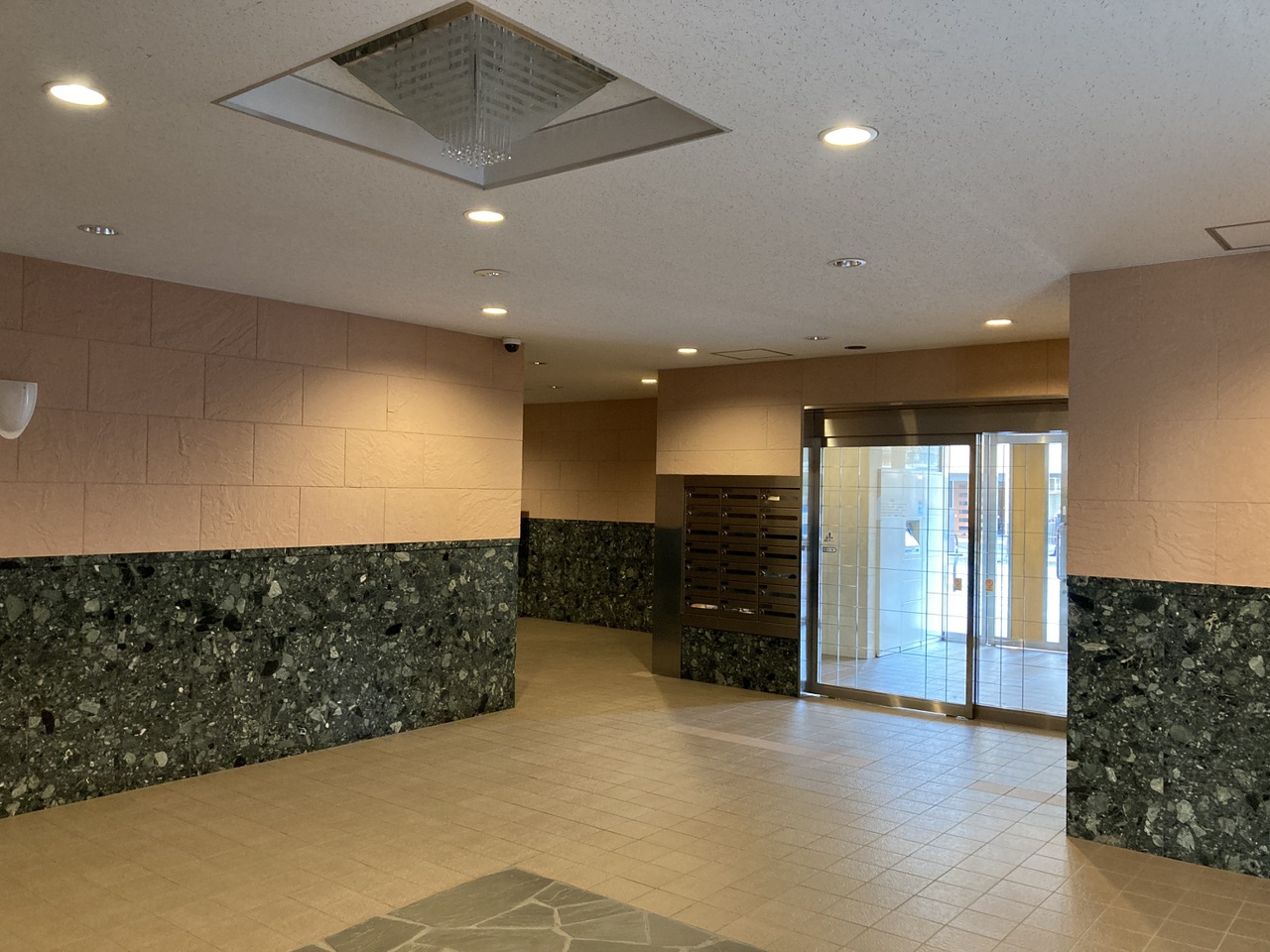 【エントランス】八王子市立第一小学校まで徒歩9分。お子様が6年間通学しやすい距離に位置します。子育て世帯にもおすすめの住環境です。