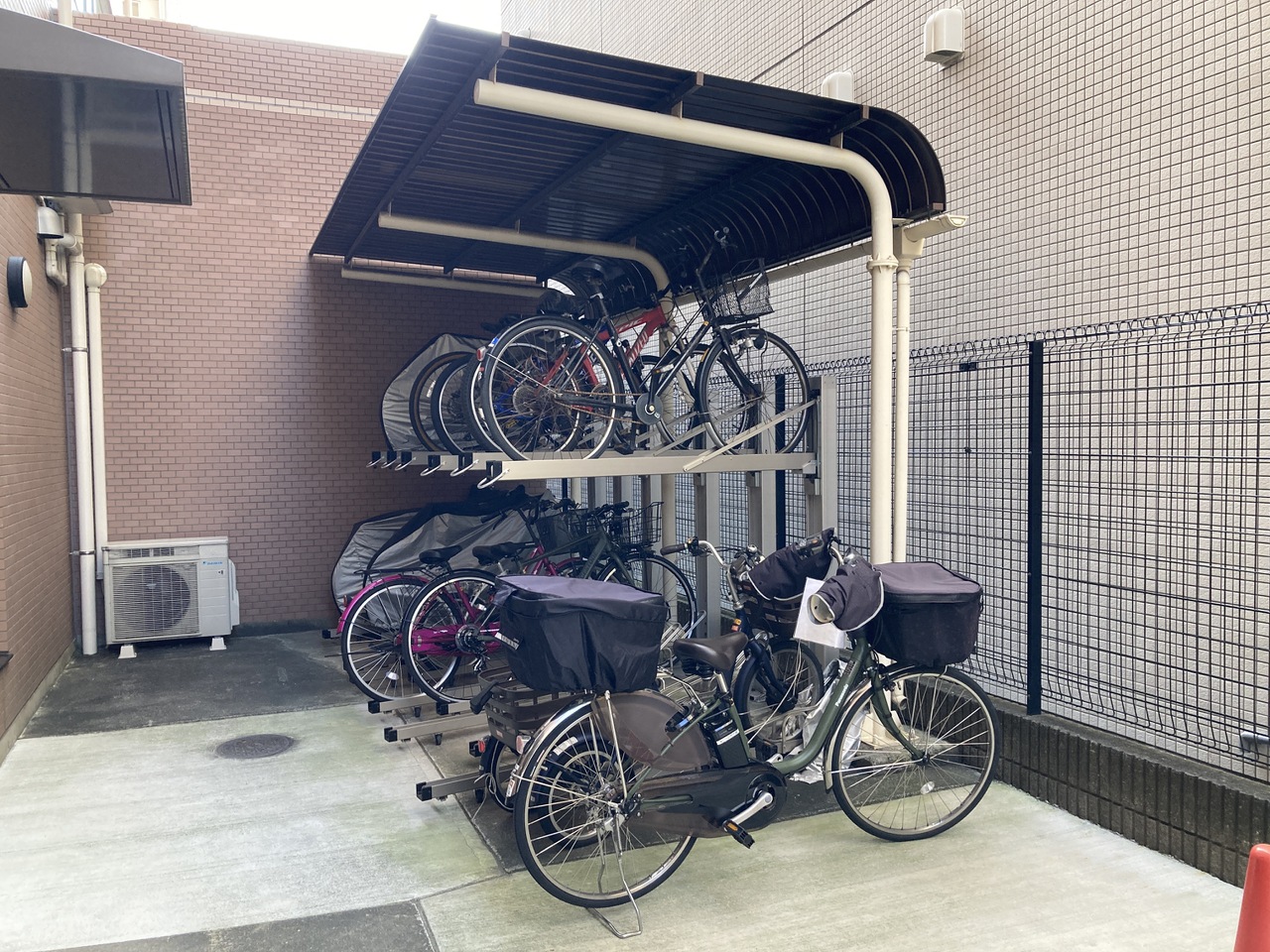 【駐輪場】駐輪場は2段式です。屋根があるので、雨から大切な自転車を守ってくれます。使用方法はお気軽にお問い合わせください。
