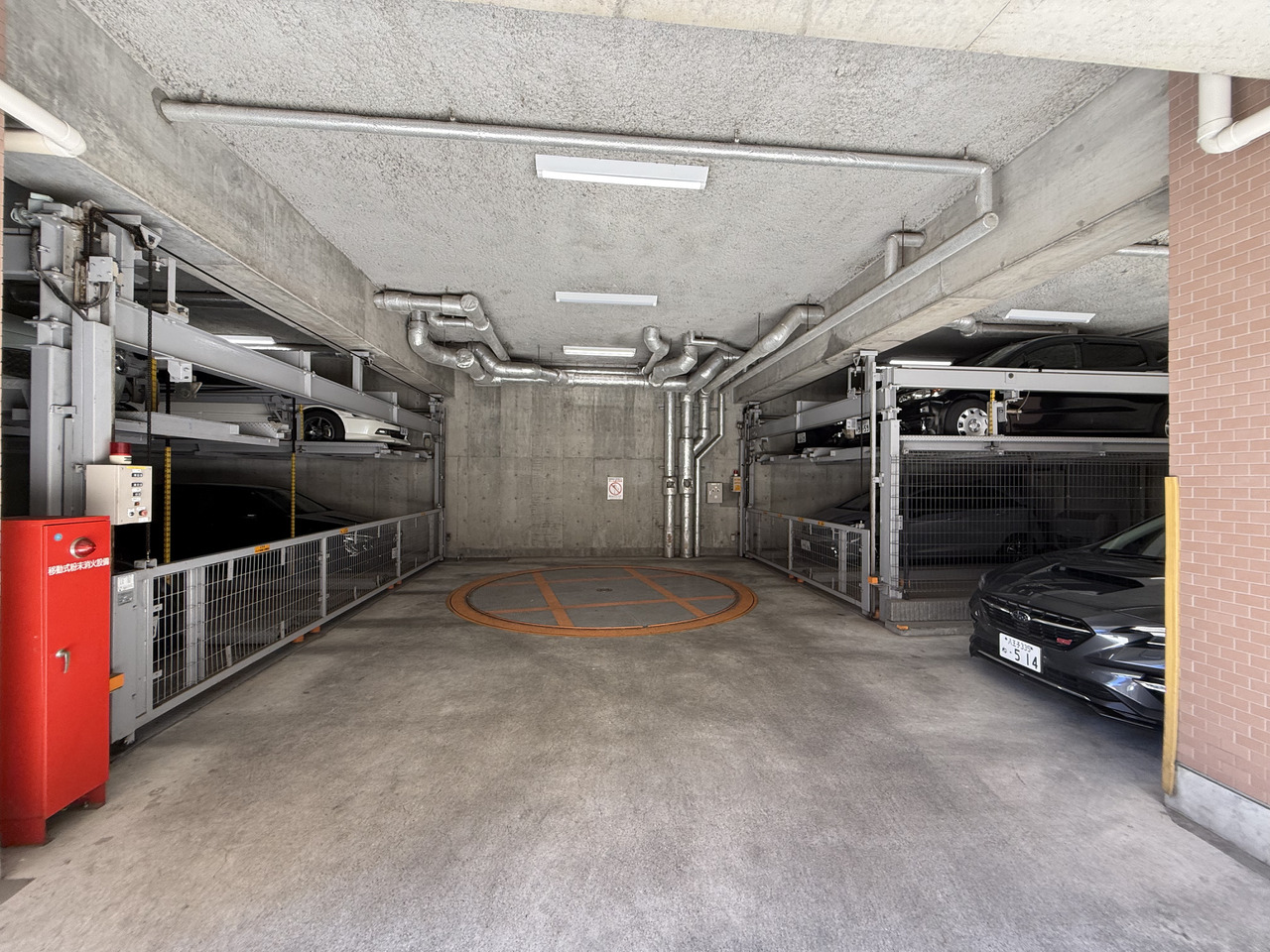 【駐車場】敷地内に設けられた機械式駐車場です。空き状況・利用料など、詳しくはお問い合わせください。