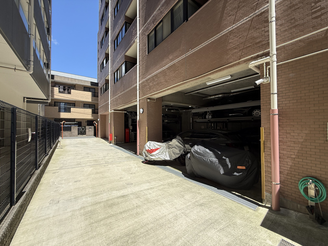 【駐車場】中央自動車道や圏央道にアクセス良好な立地。お車を利用して、都心部や長野・山梨・湘南方面などへのお出掛けもしやすいです。