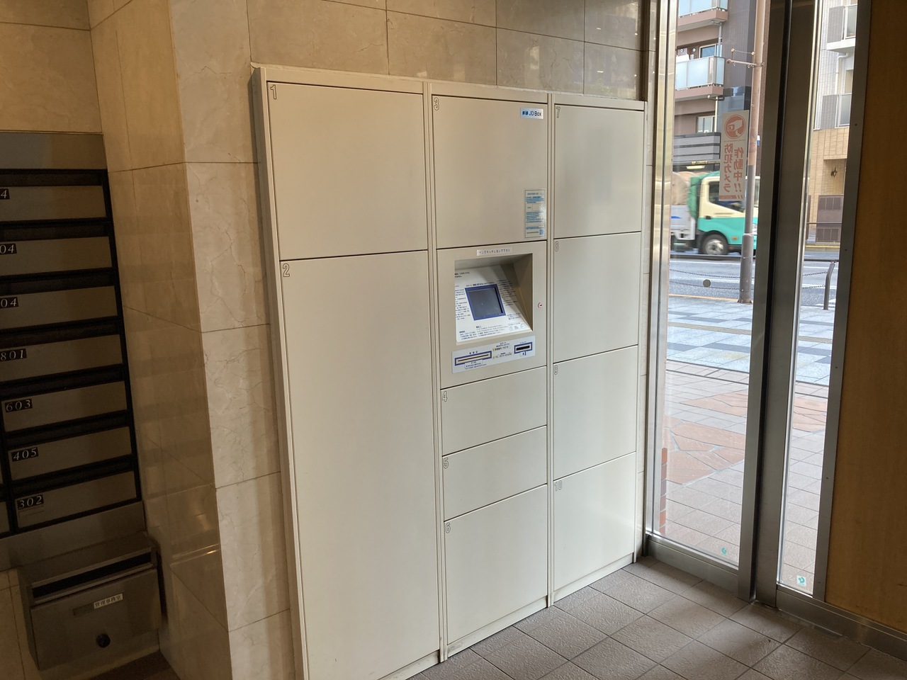 【宅配ボックス】不在時でも荷物を受け取ることができる、宅配ボックスが設置されています。再配達の手間が省けて、気軽にネットショッピングを楽しめます。