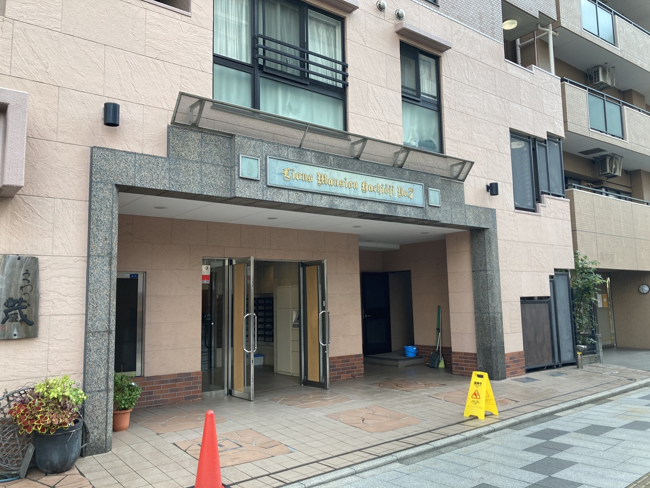 【エントランス】マンション入口付近には屋根が設けられているので、傘をさして帰ってきた際、慌てずに傘を閉じることができます。