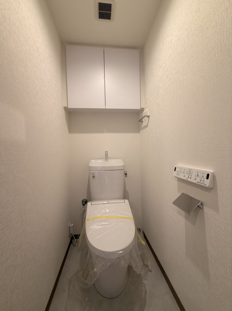 【トイレ】清潔感のある、温水洗浄便座付きトイレです。吊戸棚が備わっており、掃除道具・トイレットペーパーなどを収納していただけます。