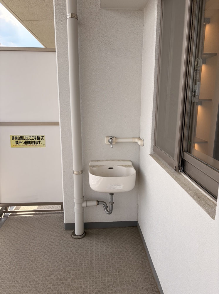 【バルコニー】バルコニーにはスロップシンクが備えられています。靴を洗ったり、バルコニーの掃除をしたりする際に、水をすぐに使うことができます。