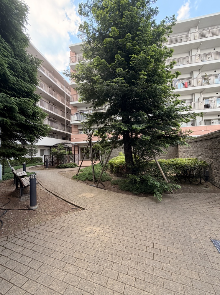 【現地外観写真】住民に癒しを与えてくれる敷地内の植栽。目隠しの効果もあり、外からの視線を遮ります。