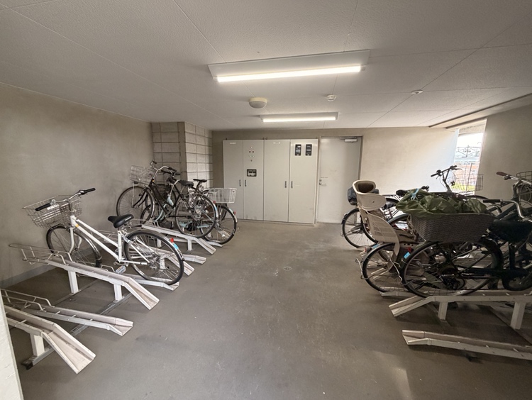 【駐輪場】屋内型ですので、雨風の影響を受けにくいです。サイクルラック付きのため自転車の転倒リスクを軽減できます。