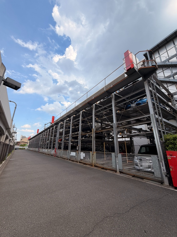 【駐車場】敷地内に設けられた機械式駐車場です。空き状況・利用料など、詳しくはお問い合わせください。